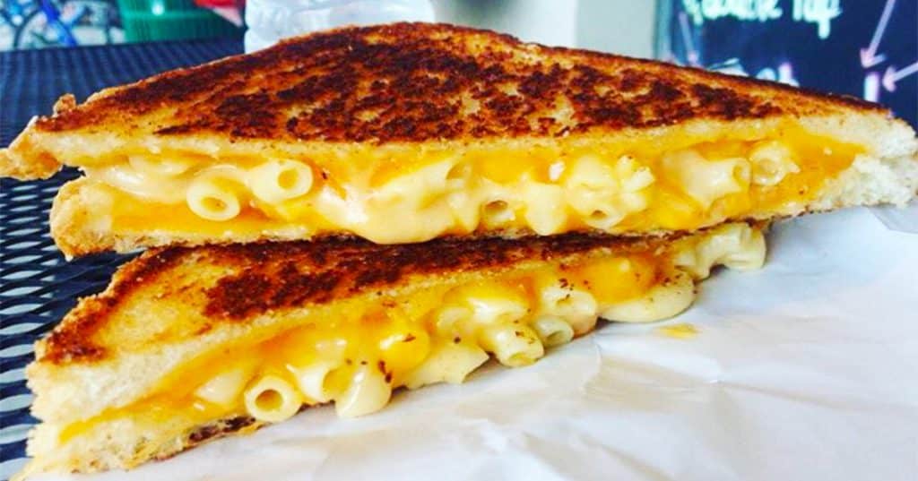 How To Make A Grilled Mac And Cheese - Grilled Cheese Recipes - Cheesy Recipes