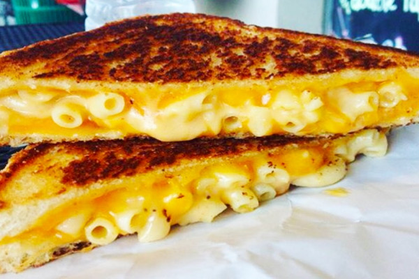 How To Make A Grilled Mac And Cheese - Grilled Cheese Recipes - Cheesy Recipes
