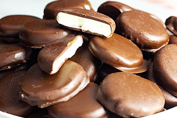 How To Make Homemade Peppermint Patties - Homemade Candy Recipe - DIY Movie Candy Ideas