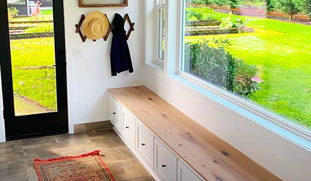 DIY Storage Shelf Seat - How To Build Storage Space - Easy Woodworking Ideas