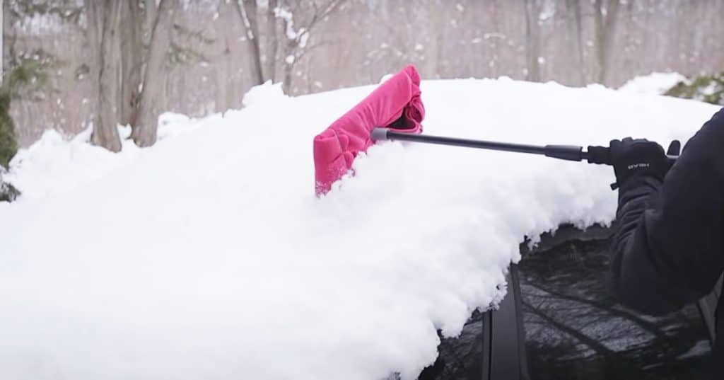 How To Remove Snow Safely Off The Car - Clean Snow Off Car in Winter