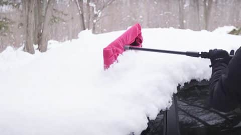 How To Remove Snow Safely Off The Car | DIY Joy Projects and Crafts Ideas