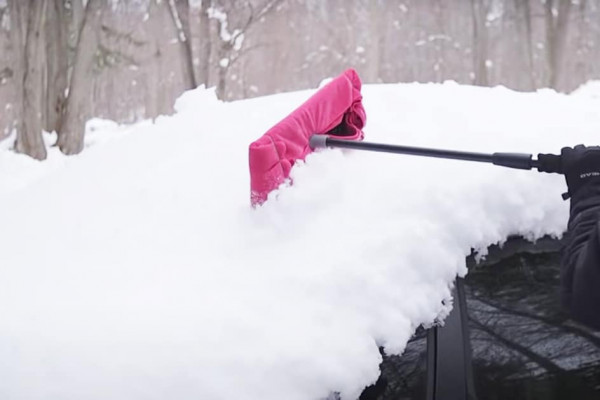 How To Remove Snow Safely Off The Car - Clean Snow Off Car in Winter