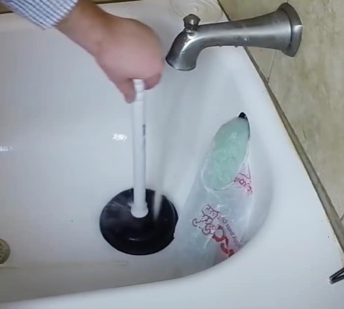 Drain Bathtub in 5 Minutes with plunger - Best Way To Fix Slow Draining Tub