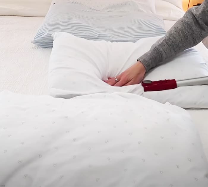how to wash and whiten yellowed pillows- how to clean your pillows - how to turn dirty white bed pillows to white