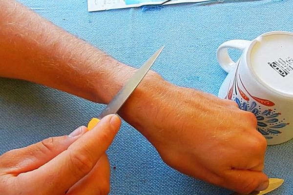 How To Sharpen Knives Using A Coffee Cup - Easy Way To Sharpen Scissors - Cheap Way To Sharpen A Knife