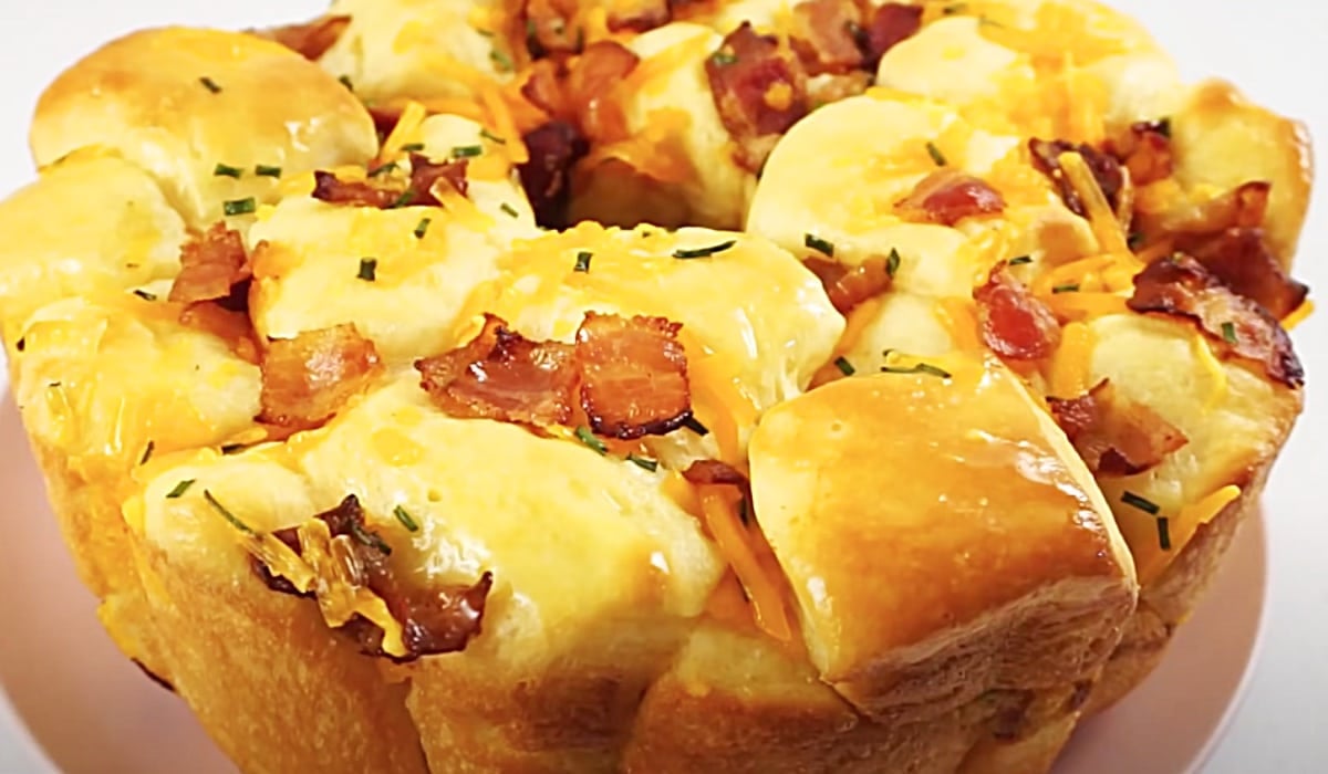 Bundt-Pan Bacon And Cheese Pull-Apart Bread Recipe | DIY Joy Projects and Crafts Ideas