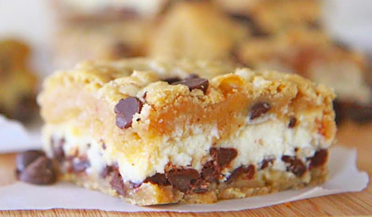 Chocolate Chip Cookie Cheesecake Bar Recipe | DIY Joy Projects and Crafts Ideas