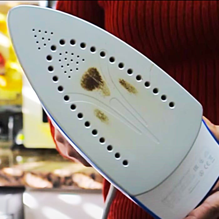 How To Clean A Dirty Iron - Easy Iron Cleaning Hacks - Salt Cleaning Hacks