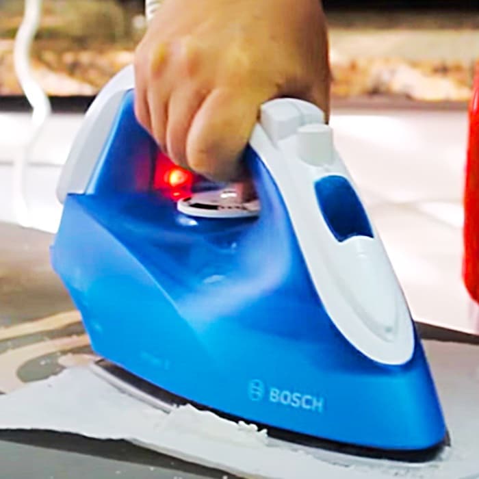 How To Clean A Dirty Iron - Easy Iron Cleaning Hacks - Salt Cleaning Hacks