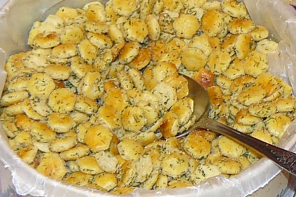 Delicious Savory Oyster Crackers Recipe - Easy Snack Mix - Trail Mix Ideas
