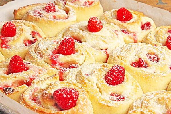 Raspberry Cheesecake Rolls Recipe - Homemade Pastry Ideas - Easy Fruit Cinnamon Rolls Recipe
