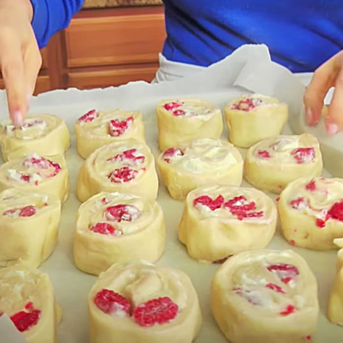 Raspberry Pastry Recipe - Homemade Buns Recipe - Fruit Rolls Recipe - Fun Baking Ideas