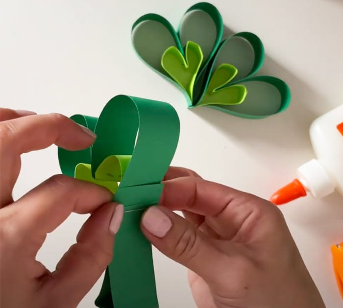 Paper crafts for St. Patrick's Day - DIY Paper Shamrock