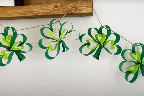 DIY Shamrock Garland - St. Patricks Day Crafts - DIY Paper Crafts