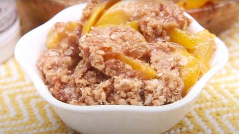 Old Fashioned Peach Crisp Recipe | DIY Joy Projects and Crafts Ideas