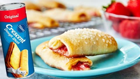 Strawberry Cheesecake Crescent Roll Up Recipe | DIY Joy Projects and Crafts Ideas