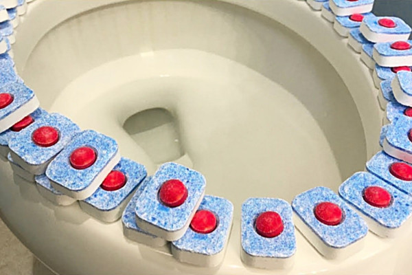 How To Clean An Entire Bathroom With Dishwasher Tab - Easy Bathroom Cleaning Hacks - Homemade Bathroom Cleaning Recipe