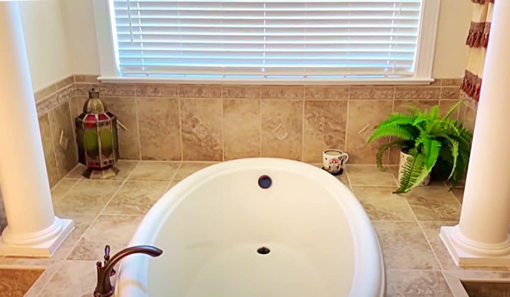 How To Clean A Garden Tube - Easy Bathroom Maintenance Cleaning - Quick Bathroom Refreshing Clean