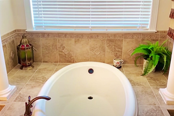 How To Clean A Garden Tube - Easy Bathroom Maintenance Cleaning - Quick Bathroom Refreshing Clean