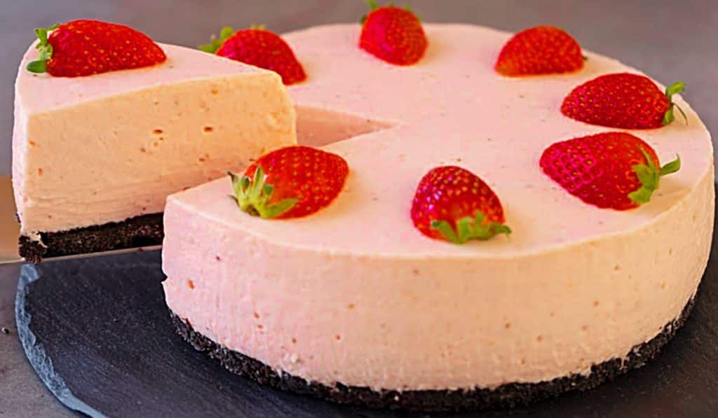 No Bake Strawberry Cheesecake Recipe - Easy Cheesecake Ideas - How To Make A No Bake Cheesecake