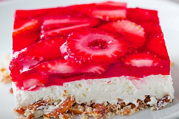 Strawberry Pretzel Bars Recipe - Cheesecake Lasagna - Easy Dessert Ideas