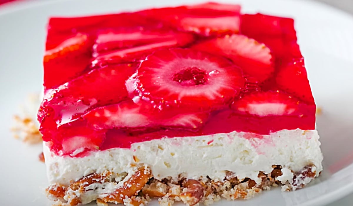 Strawberry Pretzel Salad Bars Recipe | DIY Joy Projects and Crafts Ideas