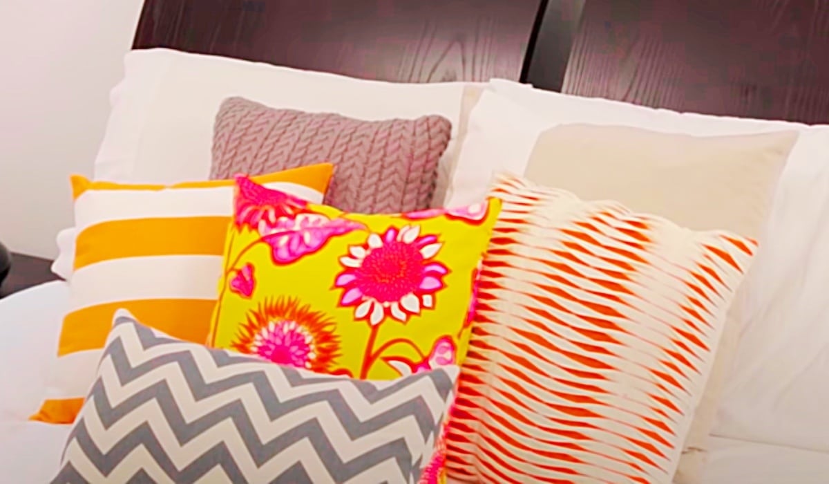 How To Sew A Basic Throw Pillow | DIY Joy Projects and Crafts Ideas