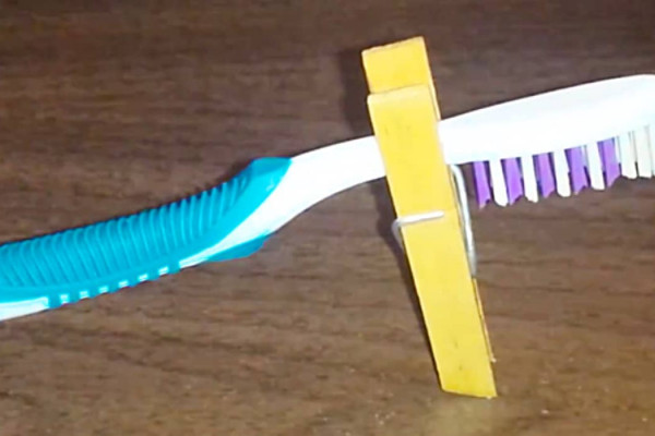 How To Make A Toothbrush Holder With A Clothespin - Clothespin Hacks - Easy Clothespin Ideas