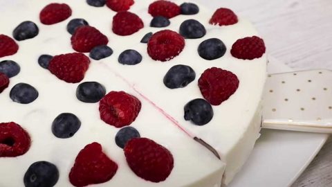 15-Minute No Bake Berry Cake Recipe | DIY Joy Projects and Crafts Ideas