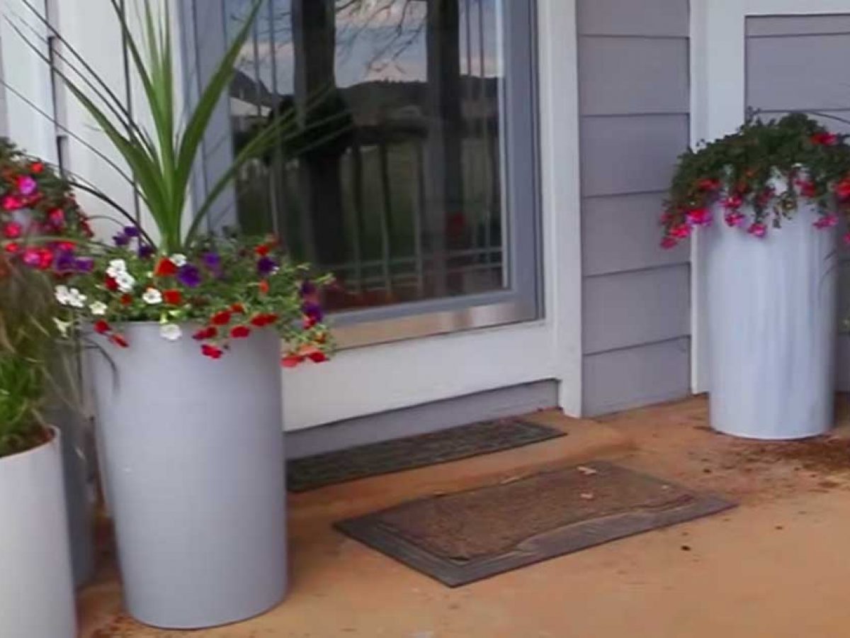 https://diyjoy.com/wp-content/uploads/2021/04/Patio-Planter-From-Trash-Can-DIY-1200x900.jpg