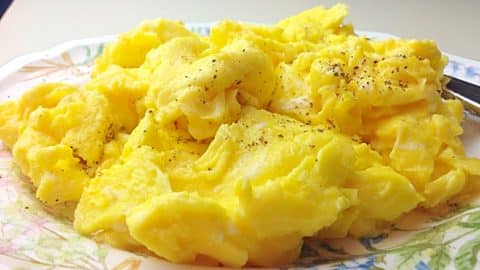 How To Cook Fluffy Scrambled Eggs | DIY Joy Projects and Crafts Ideas