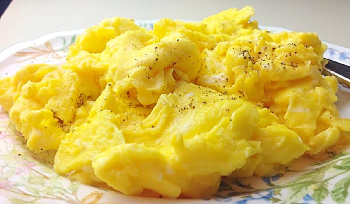 How To Cook Fluffy Scrambled Eggs | DIY Joy Projects and Crafts Ideas