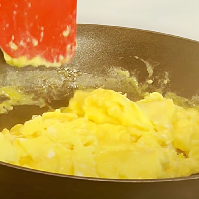 Easy Scrambled Egg Recipe - Fluffy Eggs Recipe - Egg Hacks