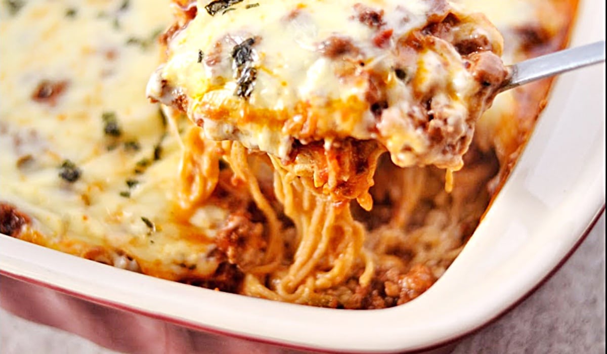 Million-Dollar Spaghetti Casserole Recipe | DIY Joy Projects and Crafts Ideas