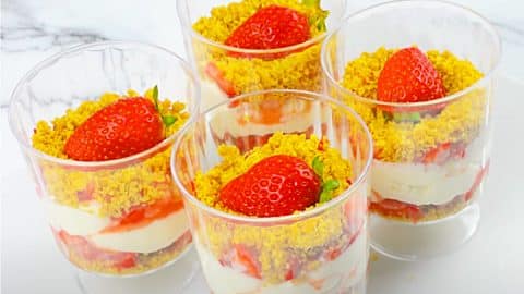 No-Bake Strawberry Cheesecake Dessert Cups Recipe | DIY Joy Projects and Crafts Ideas