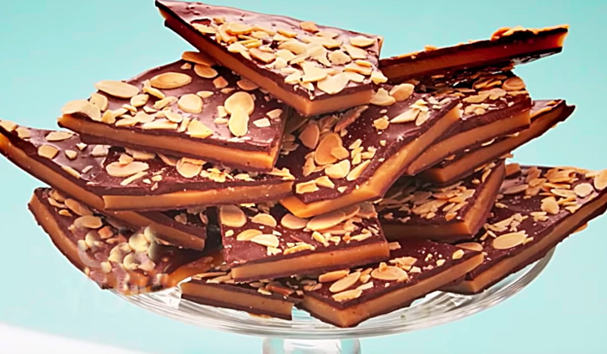 Homemade Crunchy Toffee Recipe | DIY Joy Projects and Crafts Ideas