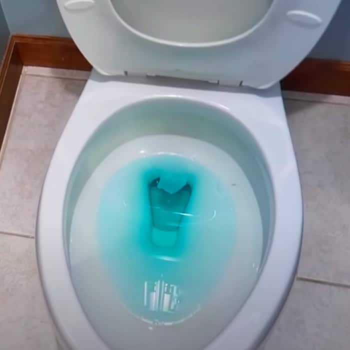 How To Clean A Toilet With Mouthwash - Easy Way To Clean A Toilet - Toilet Cleaning Hacks