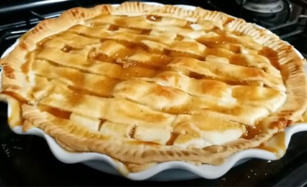 Cinnamon Roll Peach Cobbler - Easy Recipe