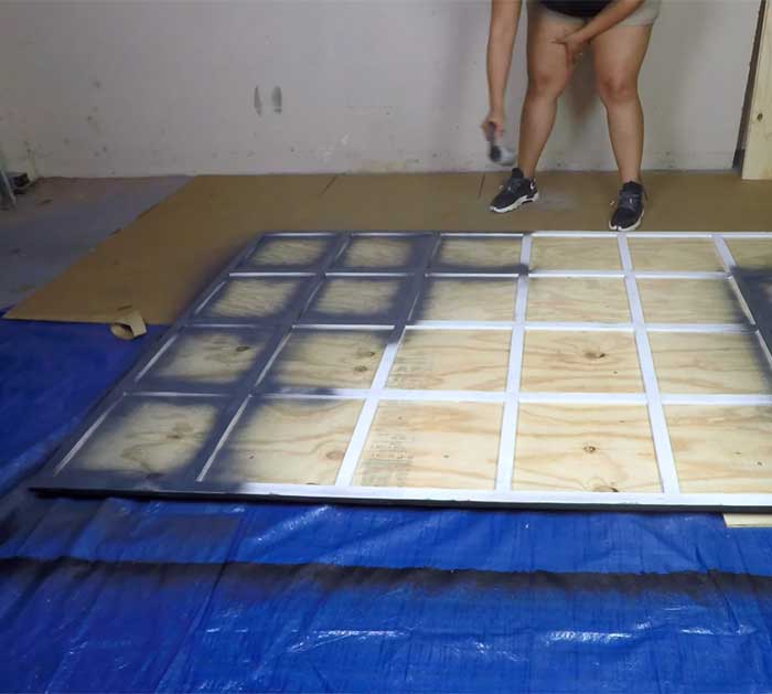 Spray Paint The Grid On The Mirror - Easy Home Decor