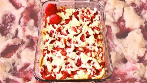 4-Ingredient Strawberry Cheesecake Dump Cake | DIY Joy Projects and Crafts Ideas