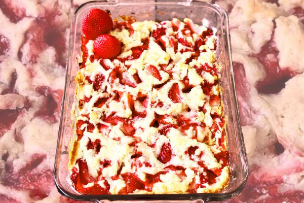 4-Ingredient Strawberry Cheesecake Dump Cake - Easy Recipes