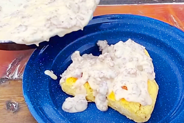 Easy Way To Make Biscuits And Gravy - Old Fashioned Biscuits And Gravy - Old - Fashioned Breakfast Ideas