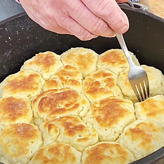 Easy Way To Make Biscuits And Gravy - Old Fashioned Biscuits And Gravy - Old - Fashioned Breakfast Ideas