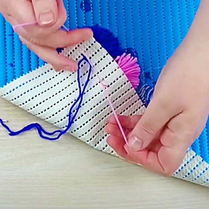 How To Make Pom Poms - Easy DIY Mat - Yarn Project Ideas