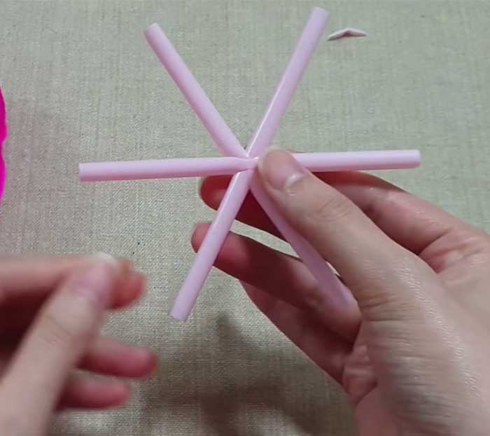 Attach Straws In A Flower Shape - Yarn DIY's