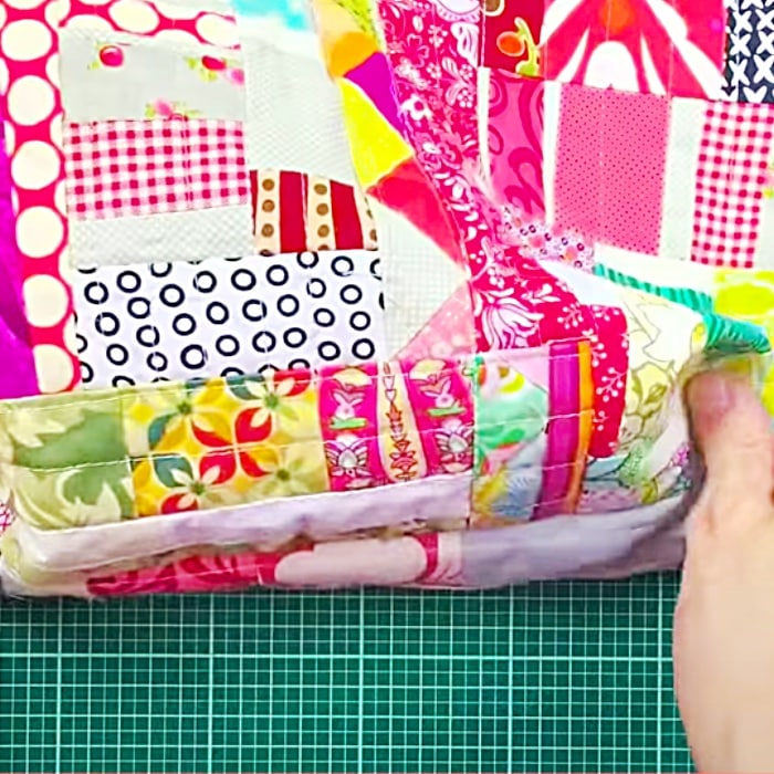 How To make A Crumb Quilt Tote Bag - Easy Crumb Quilt Ideas - Scrap Buster Sewing Project