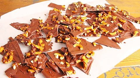 3-Ingredient Sea Salted Chocolate Pretzel Bark Recipe | DIY Joy Projects and Crafts Ideas