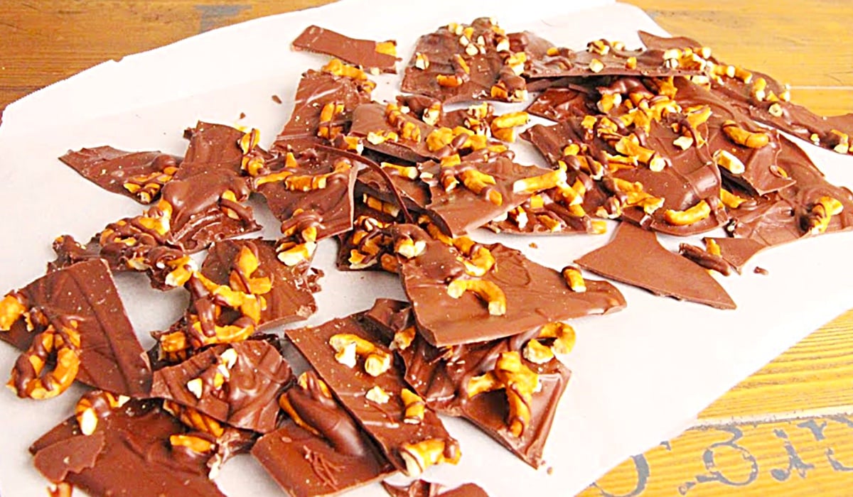 3-Ingredient Sea Salted Chocolate Pretzel Bark Recipe | DIY Joy Projects and Crafts Ideas