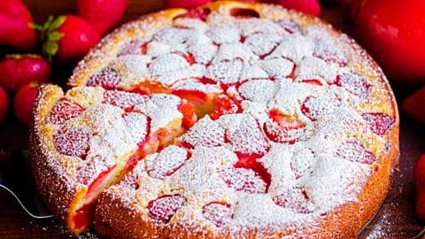 Easy Strawberry Cake Recipe | DIY Joy Projects and Crafts Ideas